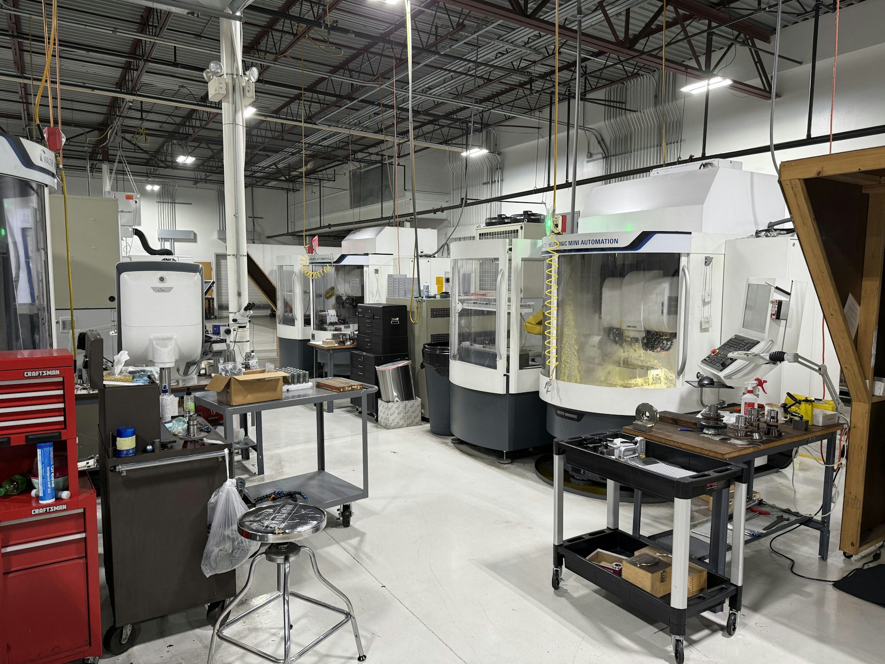 CNC-maskiner i en modern verkstadshall