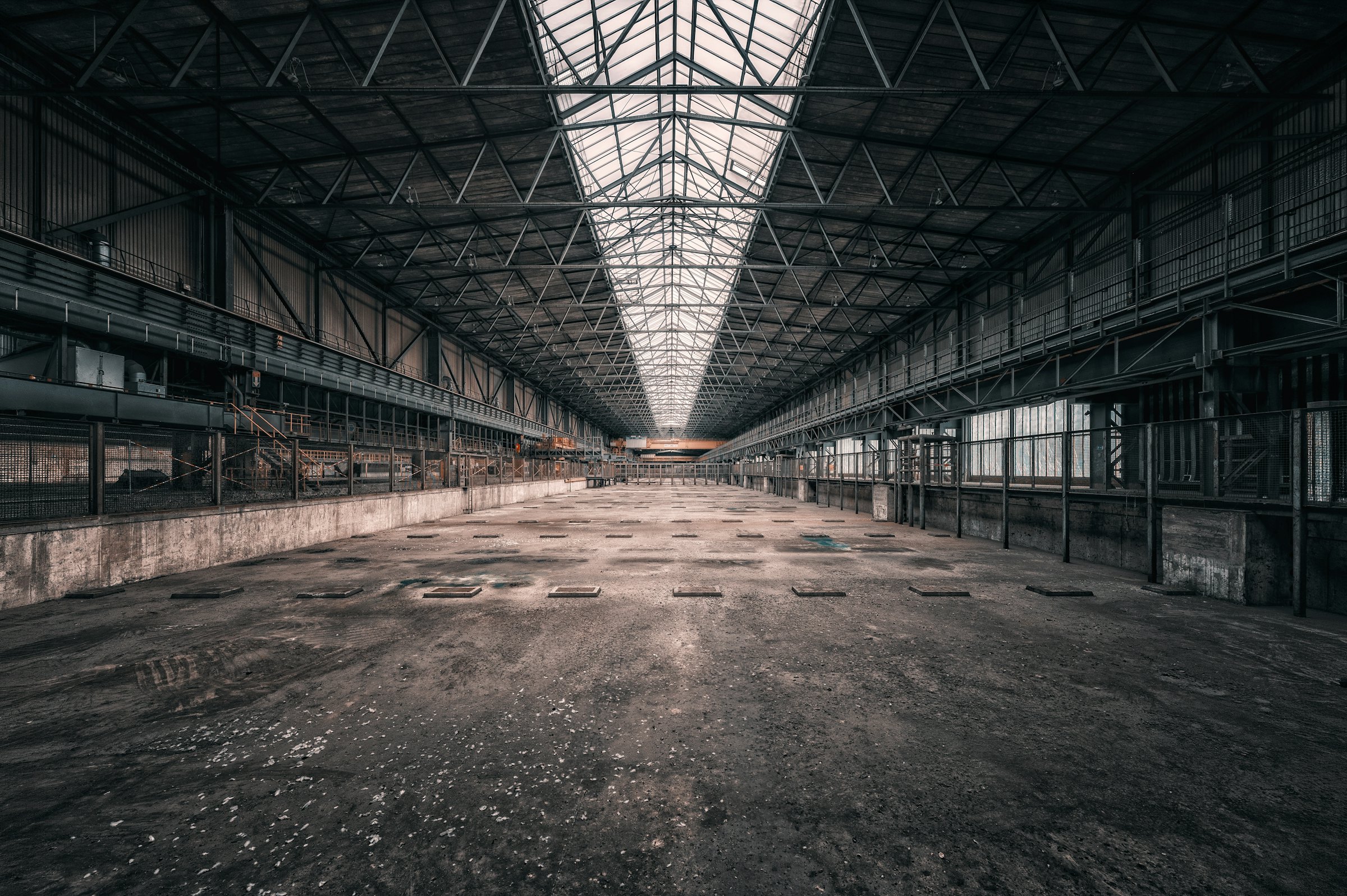 Stor industrihall med takfönster och stålkonstruktion